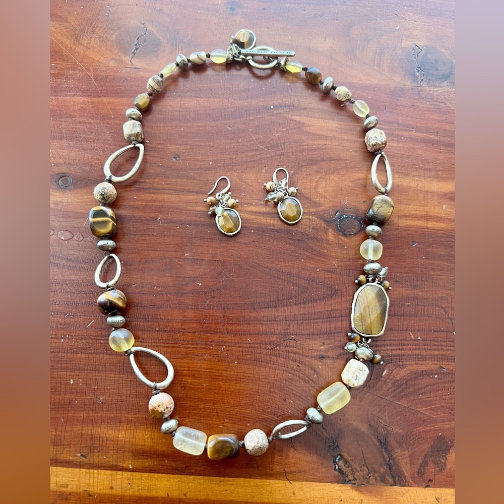 Elegant Brown and Gold Necklace and Earring Set